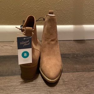 Stylish boots never worn. Size 8 women. Tags still attached